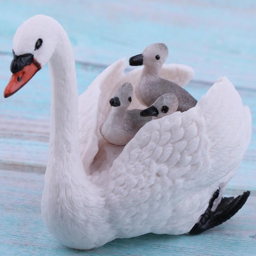 Weiße schwanfigur mit babys - schwanfigur,